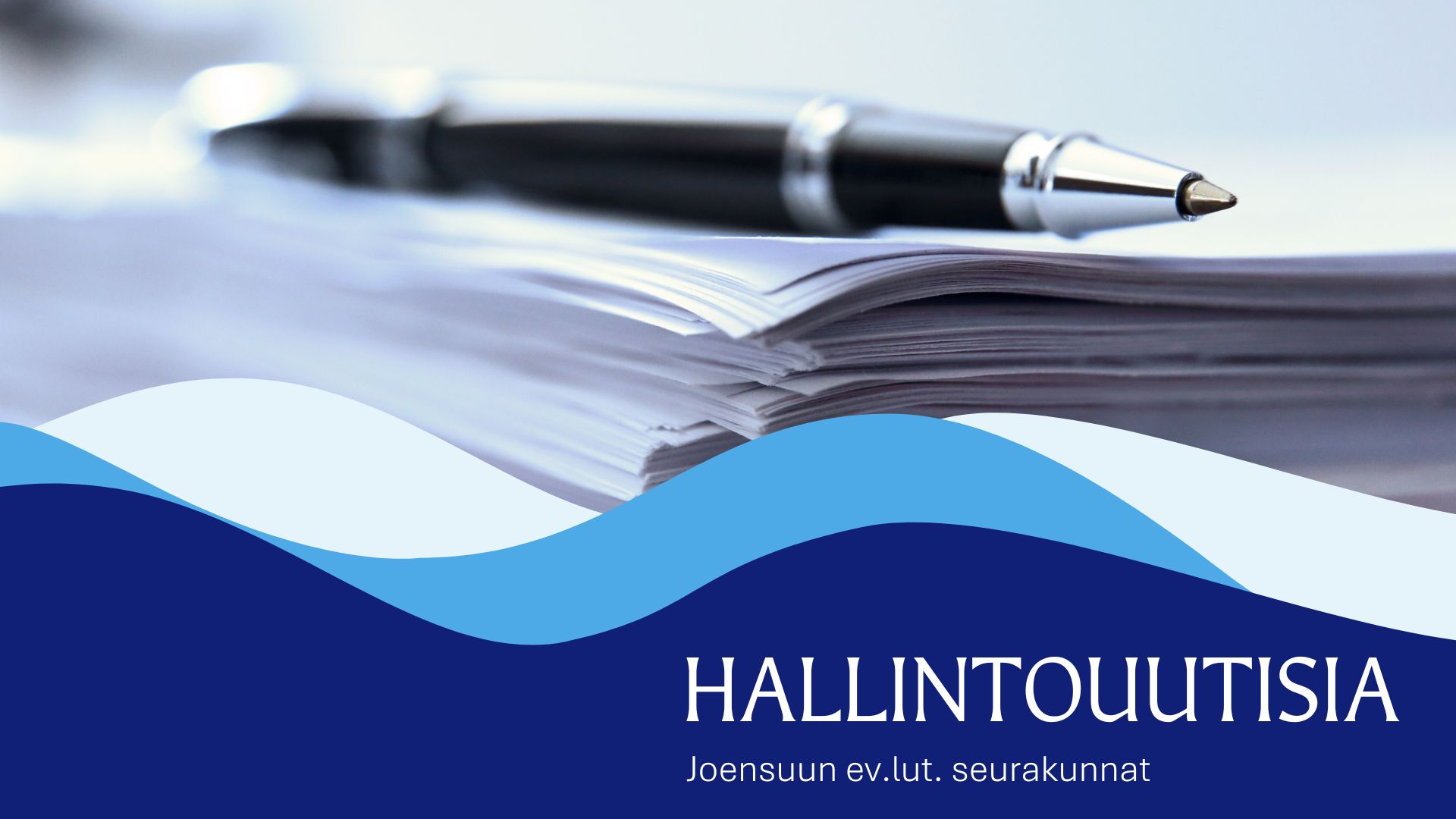Kynä paperipinon päällä ja tekstinä hallintouutisia.