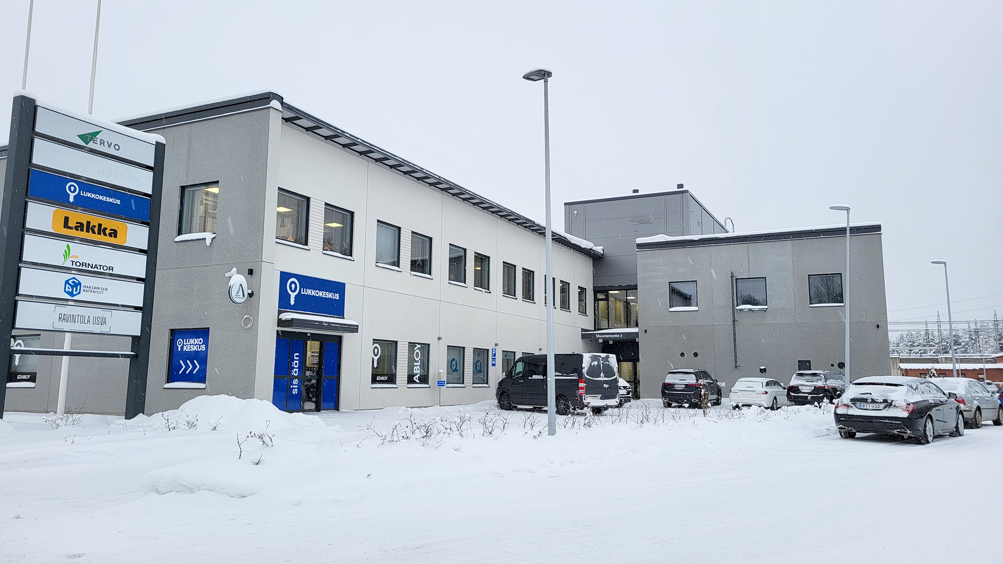 Kaksikerroksinen liikekiinteistö.