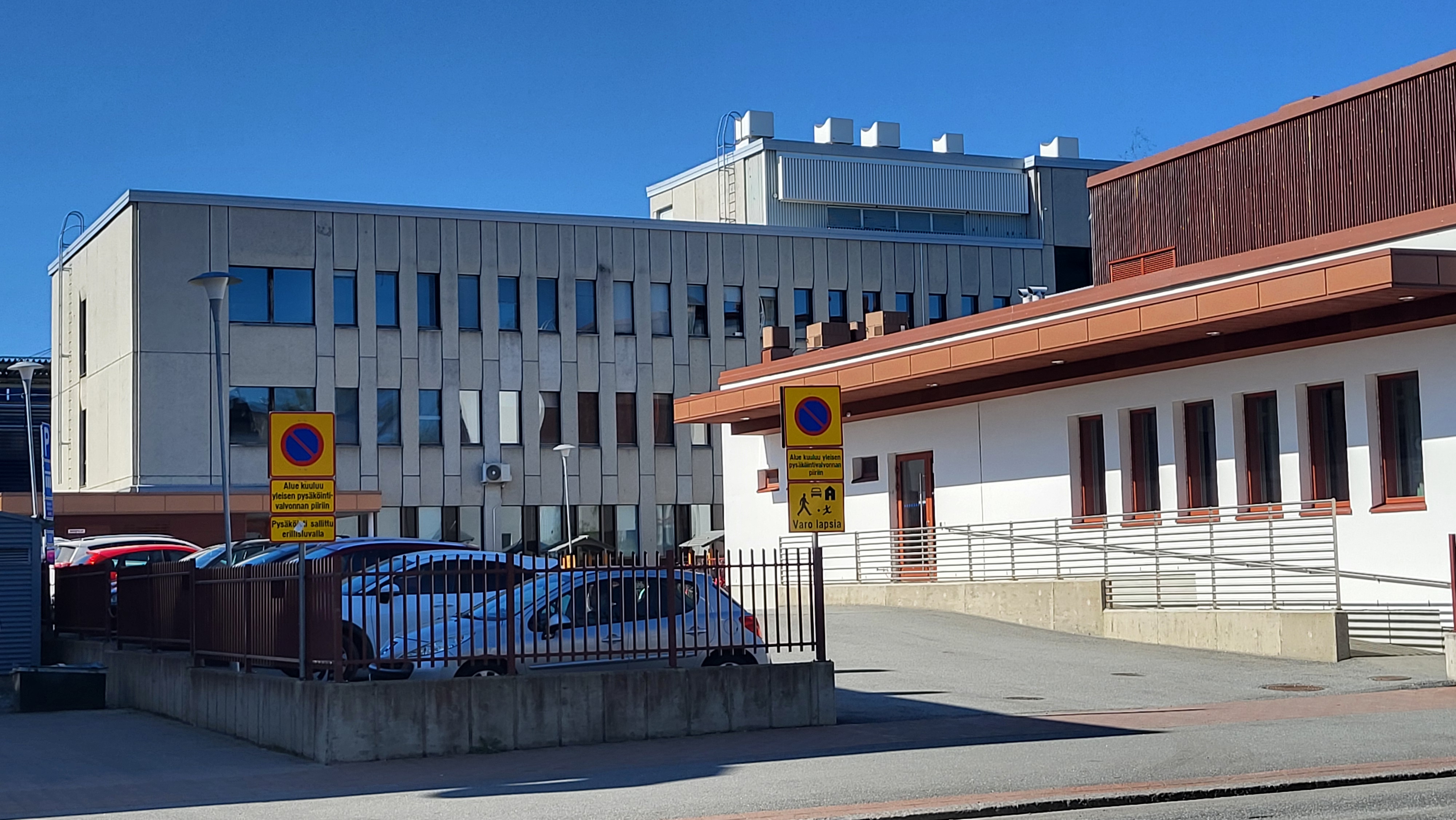 Etualalla näkyy vaalea Joensuun seurakuntakeskuksen uusi puoli. Taustalla on korkeampi harmaa vanha puoli.