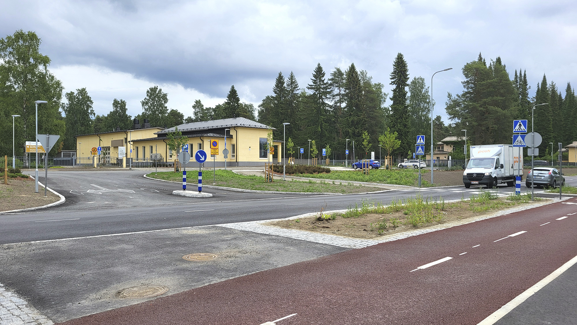 Rauhankadun liittymästä pääsee ajamaan Joensuun hautausmaan parkkipaikoille sekä Rauhan- ja Ristinkappeleille.
