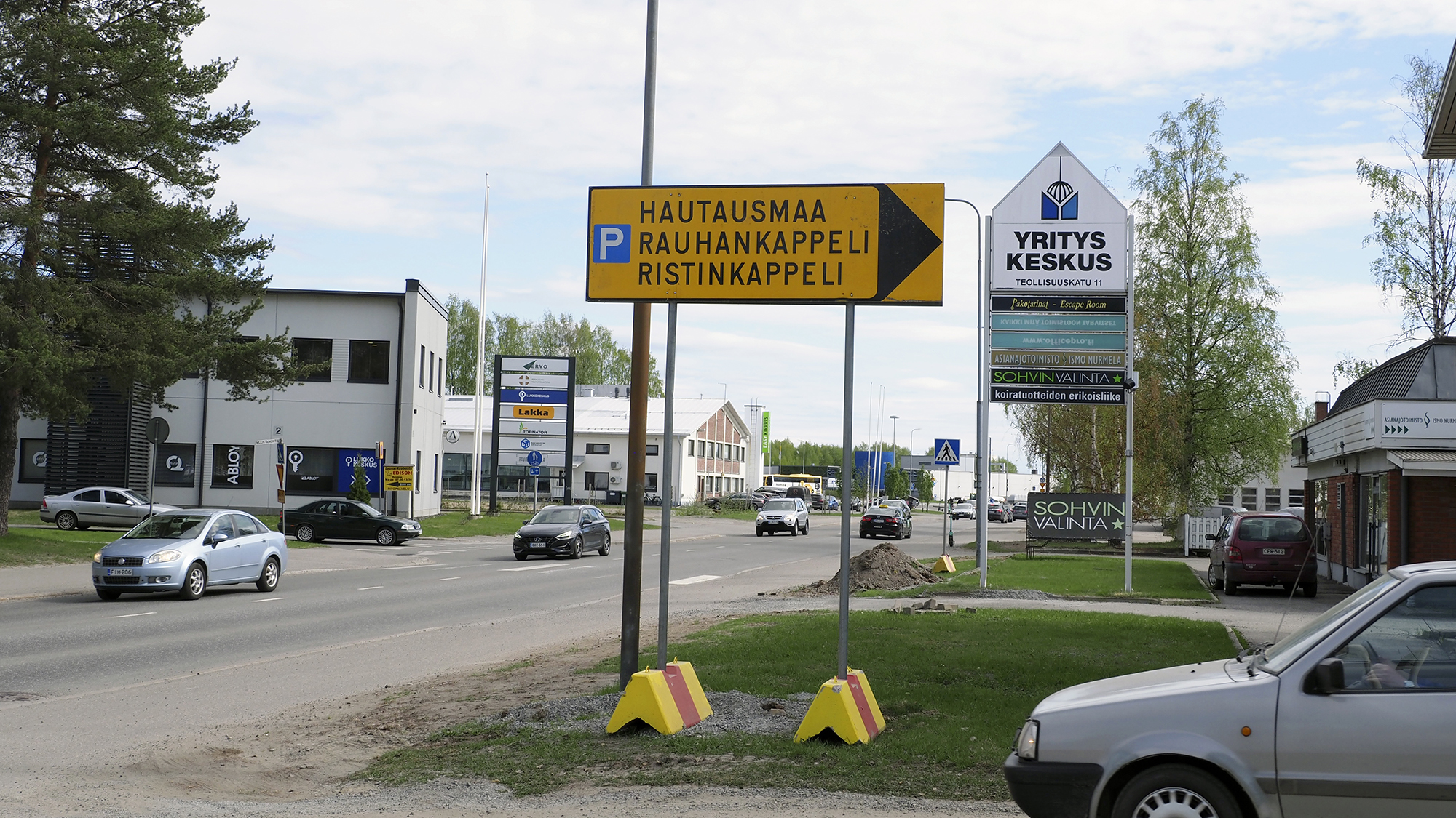 Teollisuuskadun varressa on opastekyltti poikkeusreitistä.