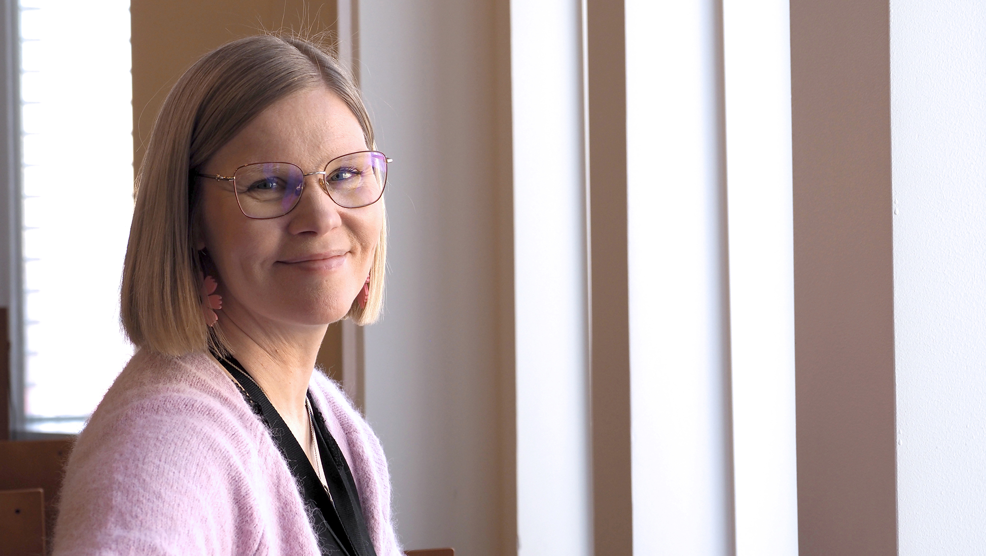 Sirpa Hiltunen katsoo kohti kameraa.
