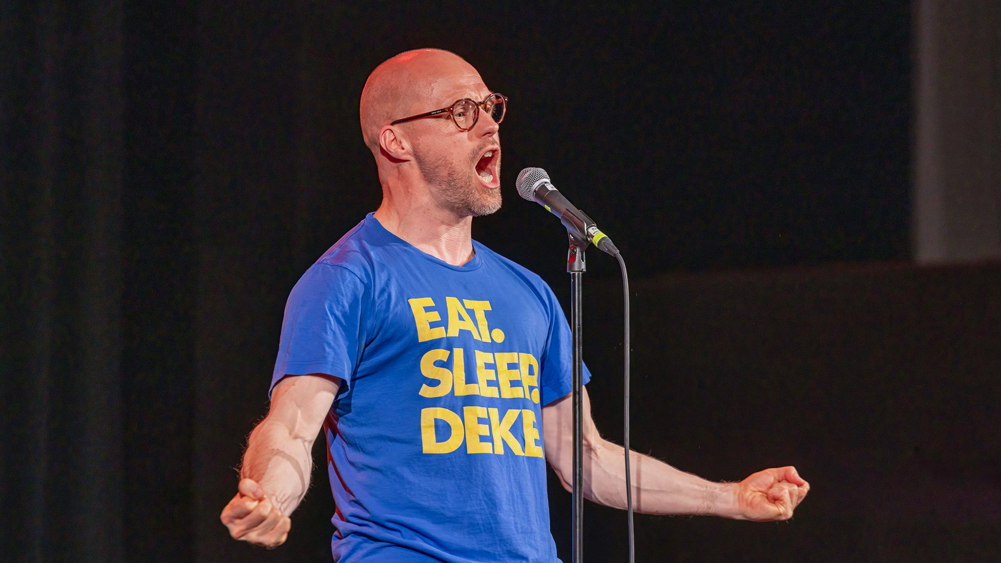 Teemu Vesterinen huutaa, ja hänellä on kädet nyrkeissä.