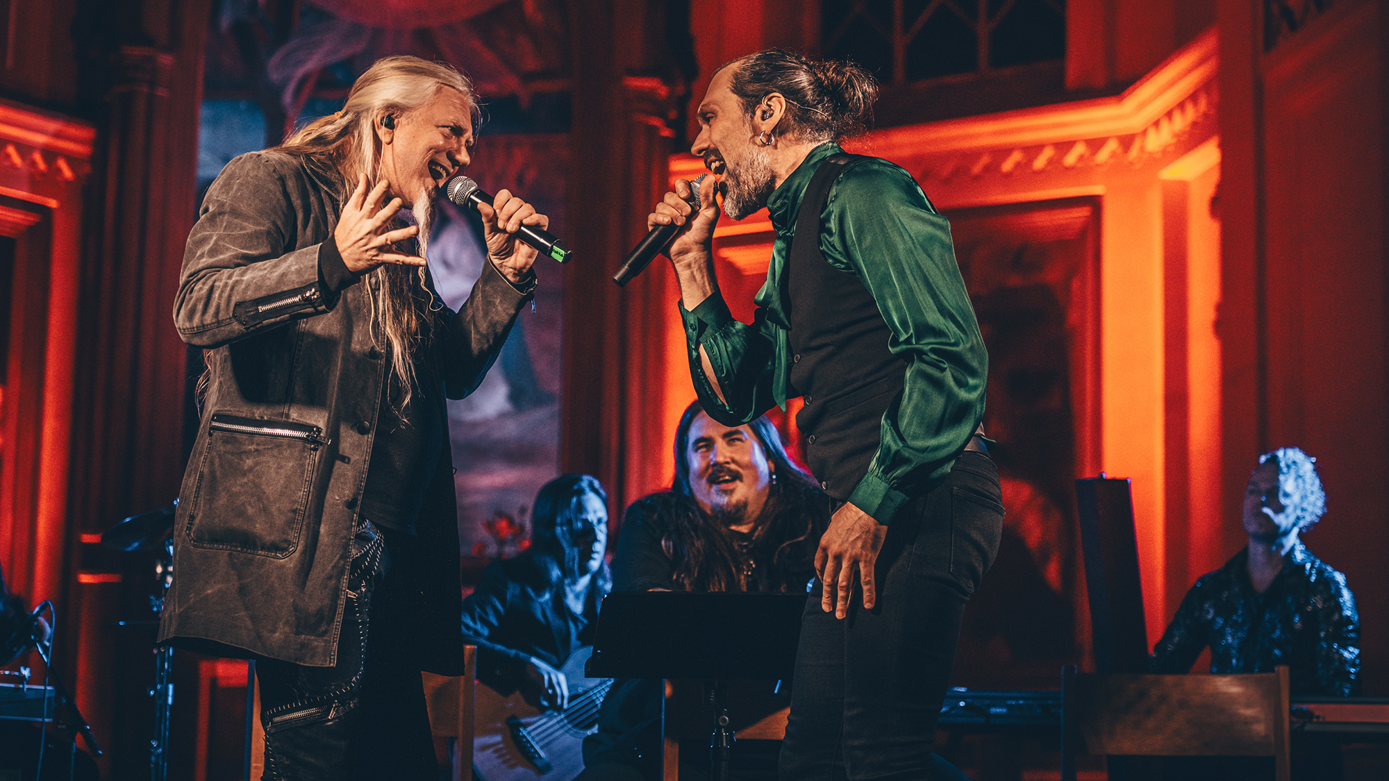 Marko Hietala ja JP Leppäluoto seisovat vastakkain ja laulavat.