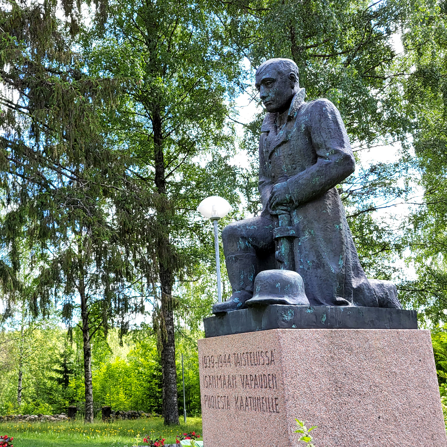 Muistomerkki, jossa polvistunut sotilas, jalustassa teksti 1939-1944 taistelussa isänmaan vapauden puolesta kaatuneille.