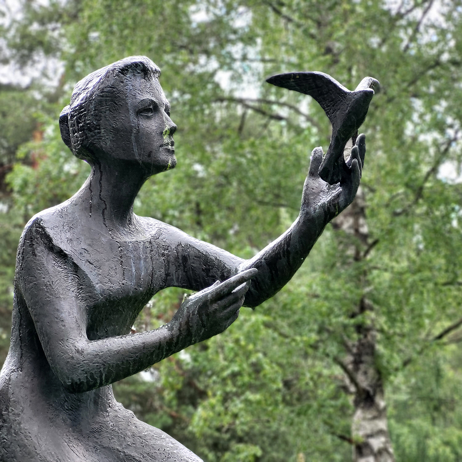 Naishahmoinen patsas, jonka kädestä lähtee lentoon lintu.