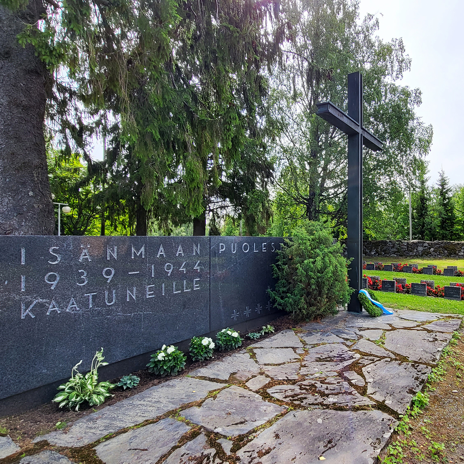 Tumma kivinen paasi, jossa teksti isänmaan puolesta 1939-1944 kaatuneille ja risti.