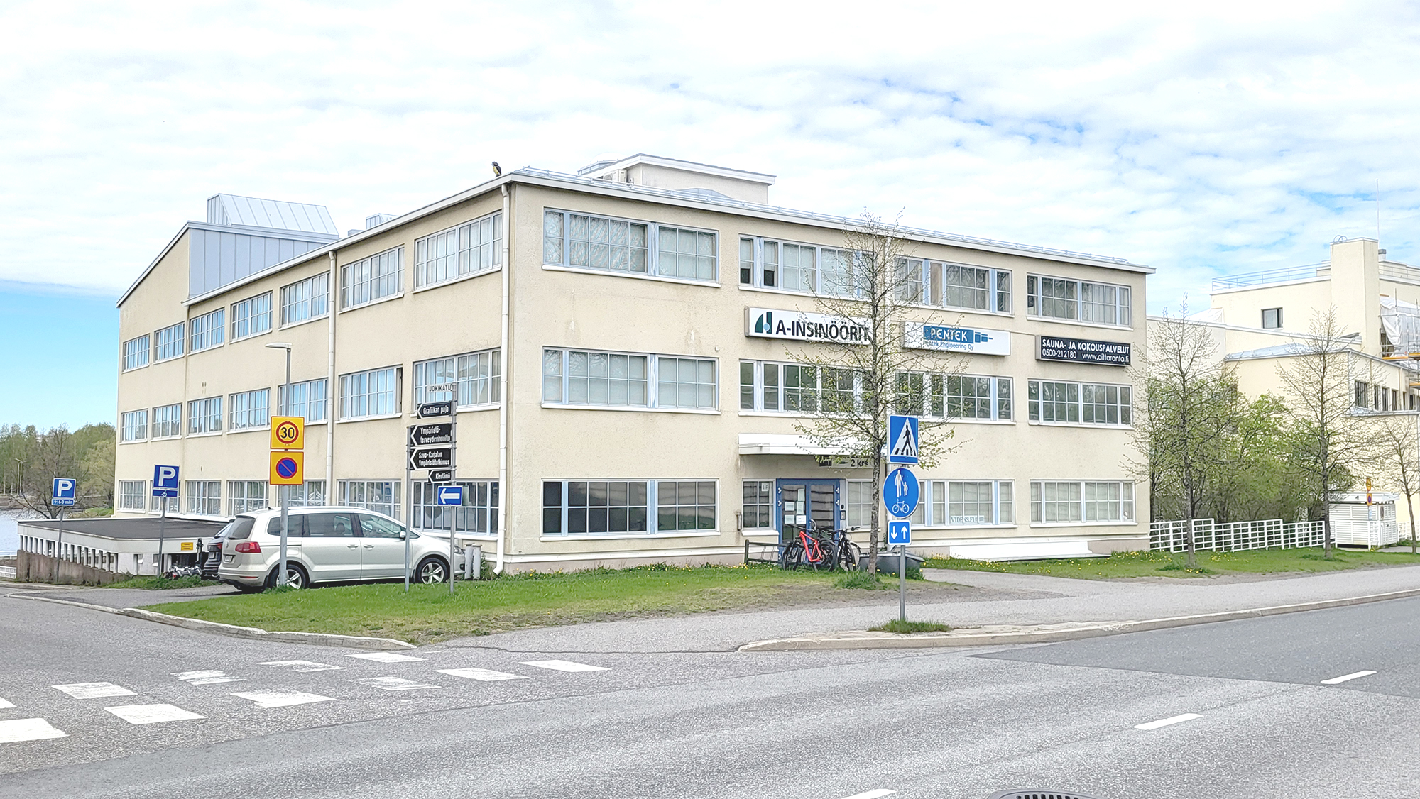 Penttiläkatu 1, Kolmikerroksinen rakennus tien varressa.