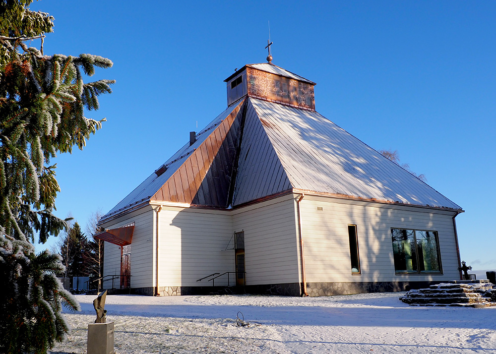 Kiihtelysvaaran kirkko Talvinen maisema, keskellä puinen kirkkorakennus.
