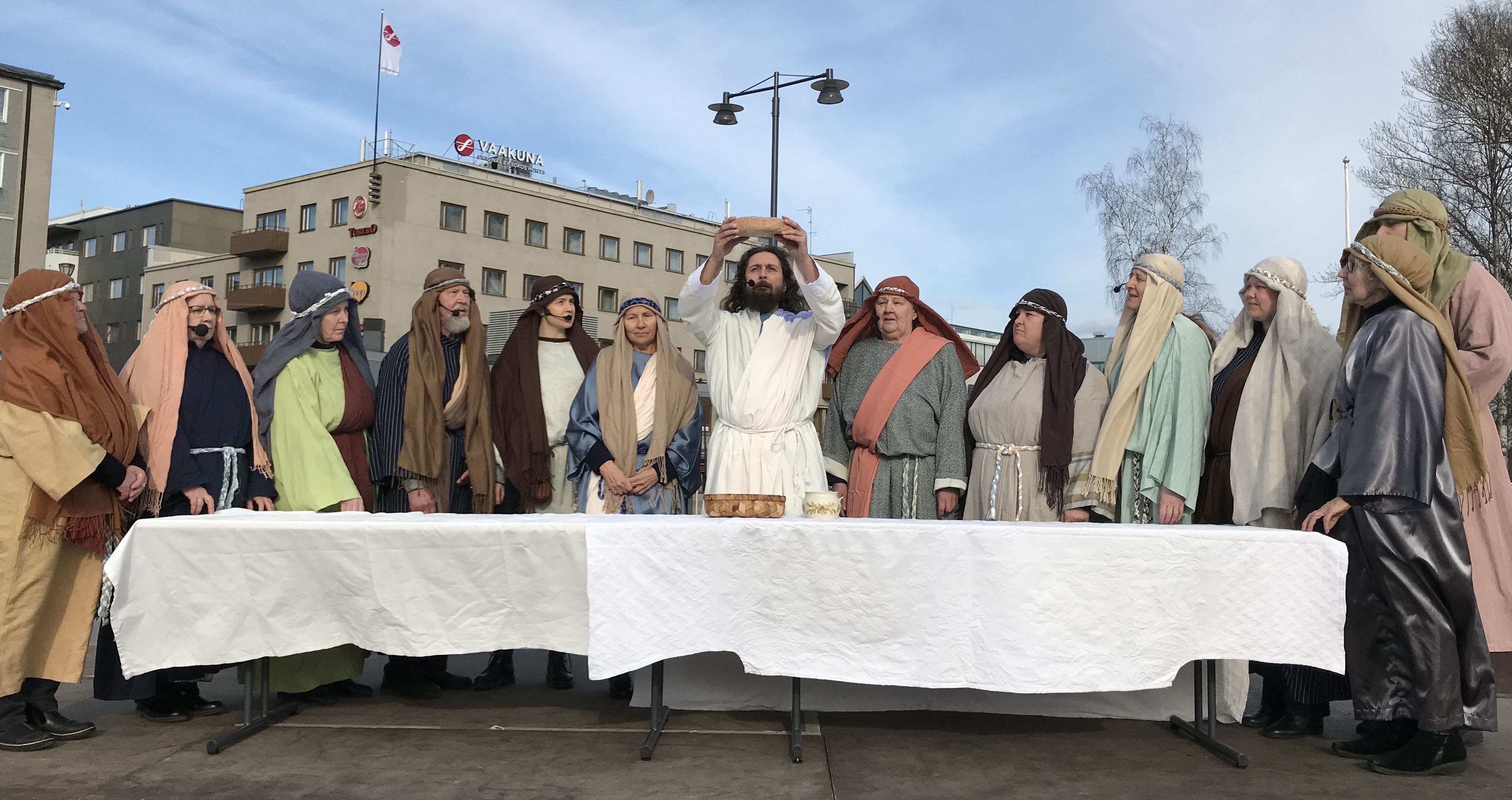 Viimeisen ehtoollisen kohtaus Ristintie-näytelmässä Joensuun torilla jonakin aiempana vuonna. Jeesus ja ope...