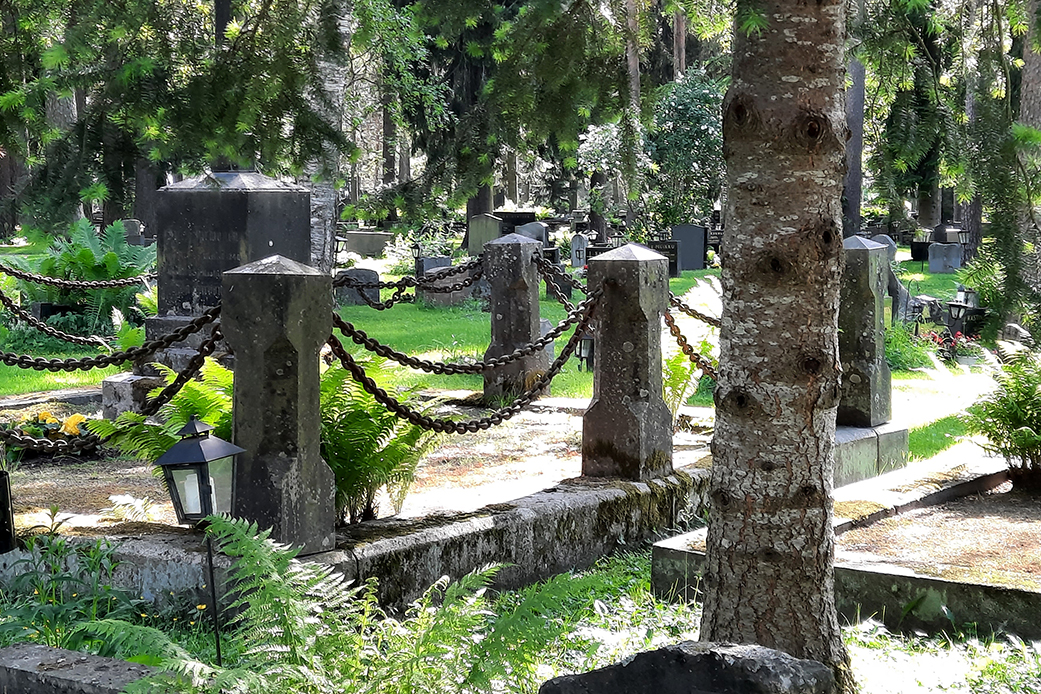 vanha hautamuistomerkki hautausmaalla, puita
