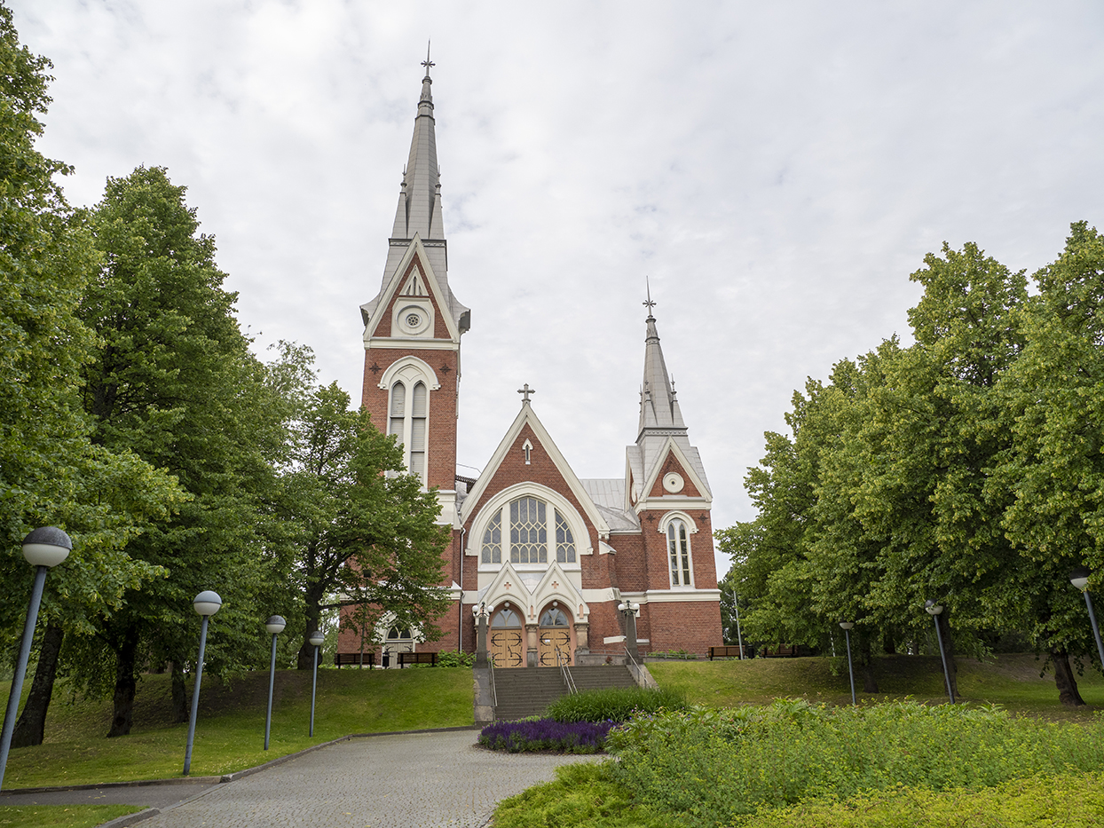 Joensuun kirkko kesällä kuvattuna pääovelta päin.