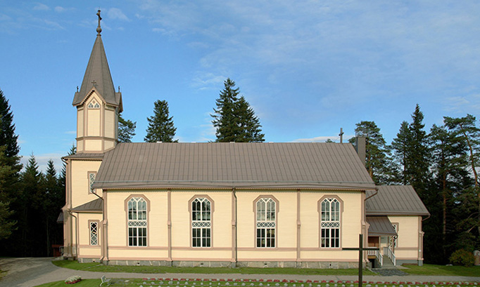 Tuupovaaran kirkko kuvattuna kesällä ulkoa päin.