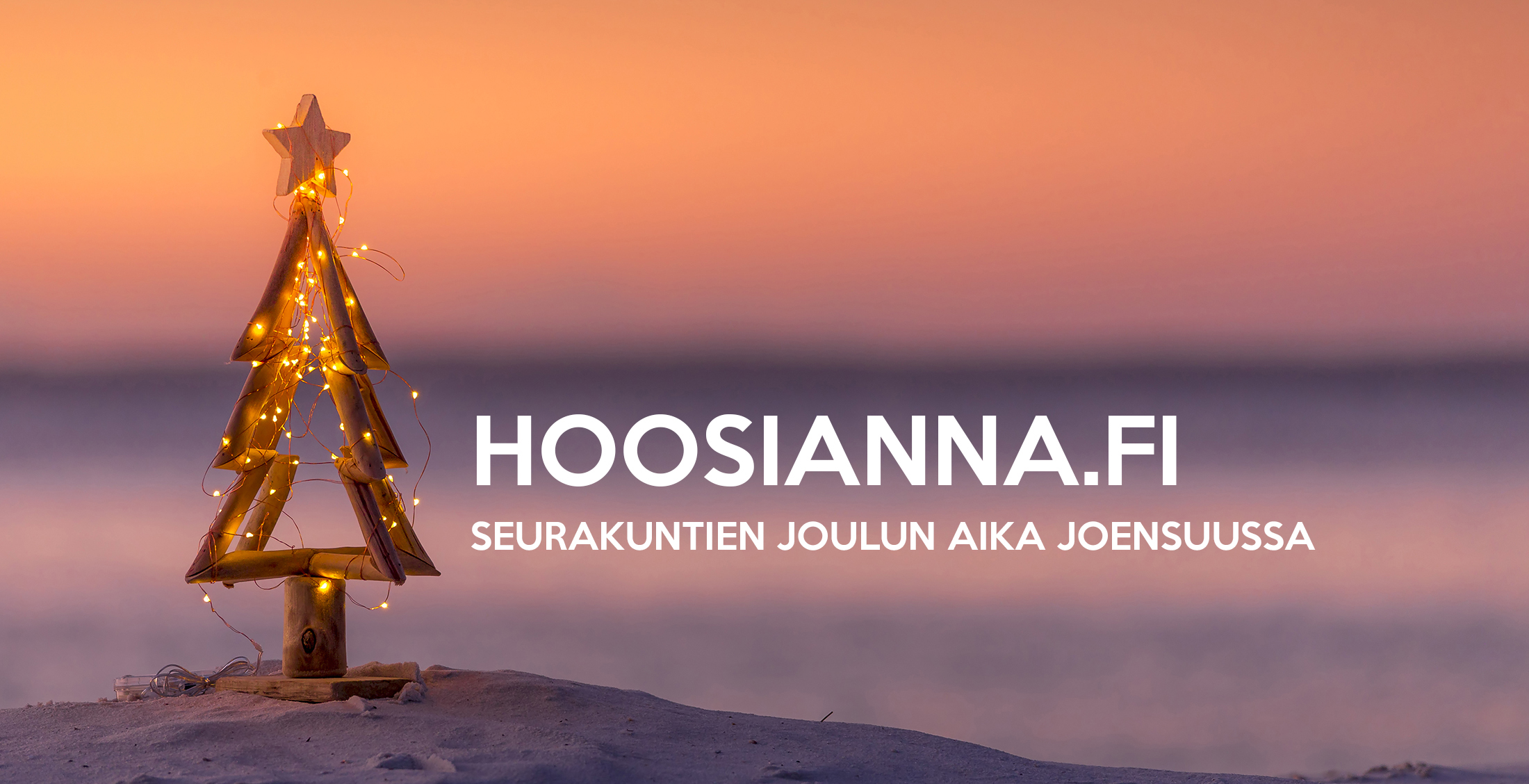 Lumisessa, hämyisessä maisemassa puusta tehty koristekuusi, jossa jouluvalot. Teksti: Hoosianna.fi - Seurak...