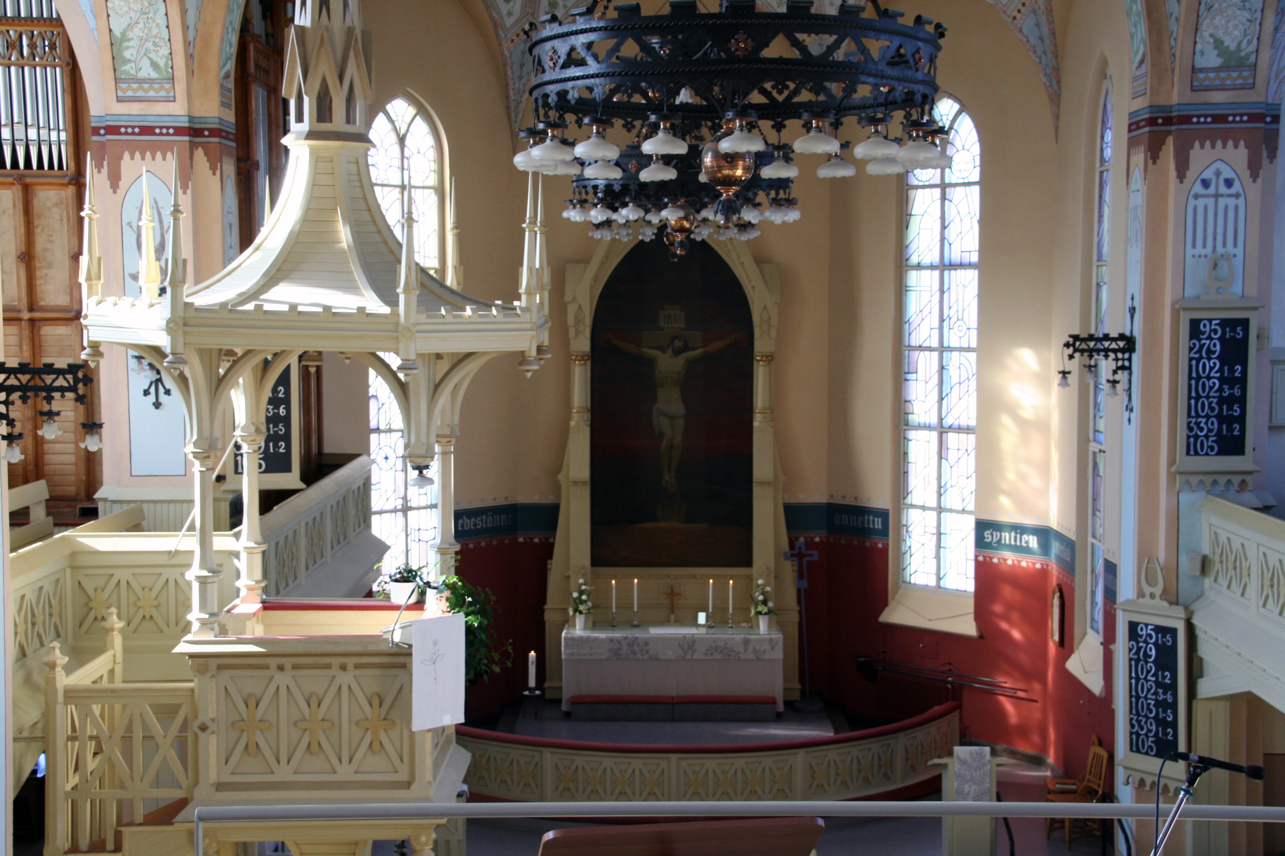 Joensuun kirkon sisätiloja kuvattuna urkuparvelta alttarille päin.