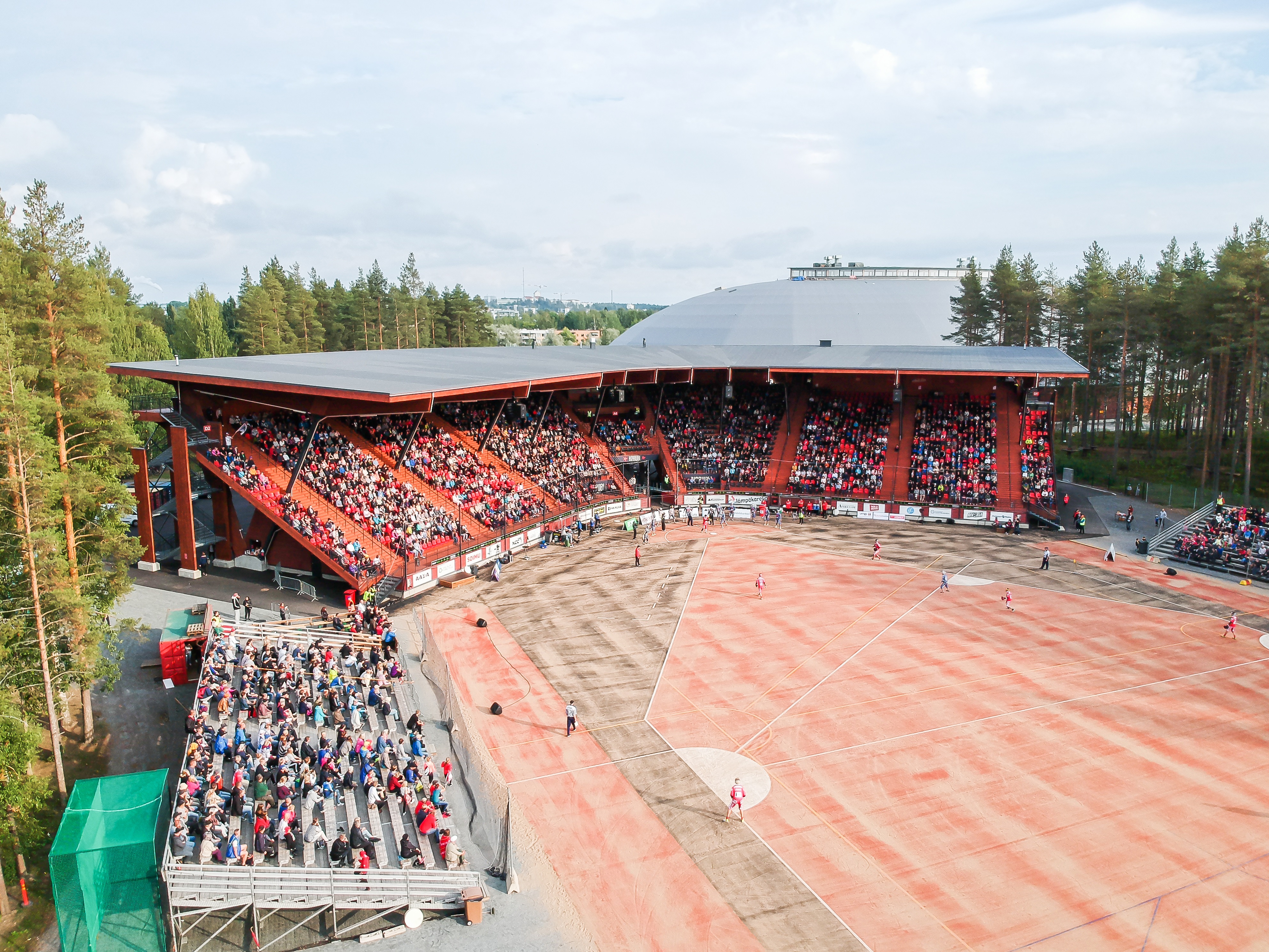 Joensuun pesäpallostadion ylhäältä kuvattuna. Etualalla pesäpallokenttä, taustalla stadionin katsomo.