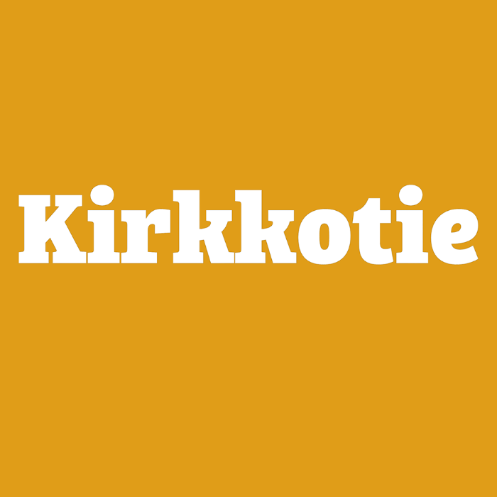 Oranssitausta, valkoinen teksti Kirkkotie.