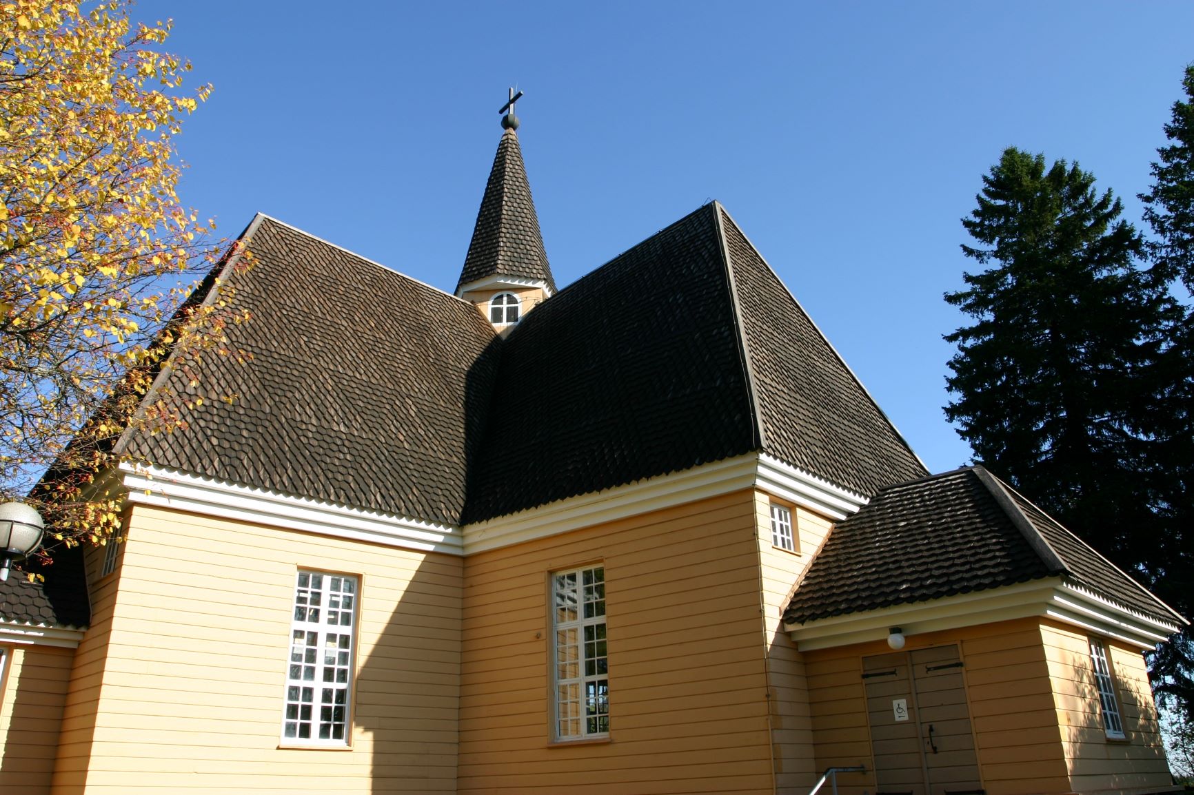 Läheltä otettu kuva Kiihtalysvaaran kirkosta.