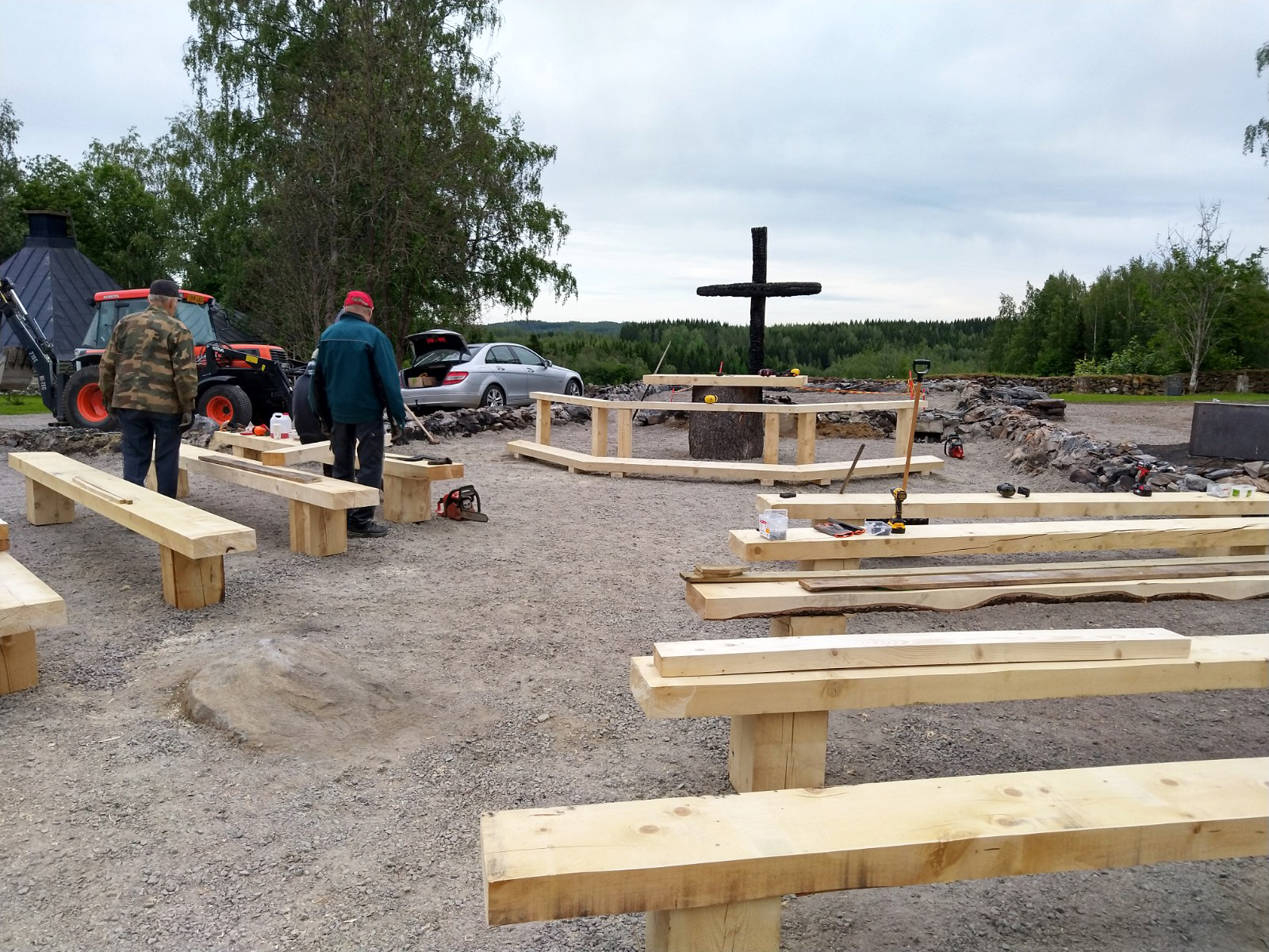 Talkoolaisia rakentamassa rauniokirkkoa palaneen kirkon paikalle.