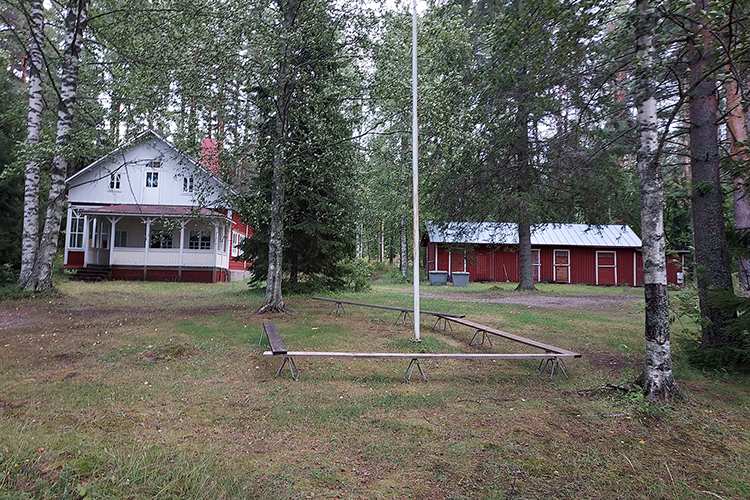 Sulkulan kesäkoti Pihapiiri, kaksi rakennusta.