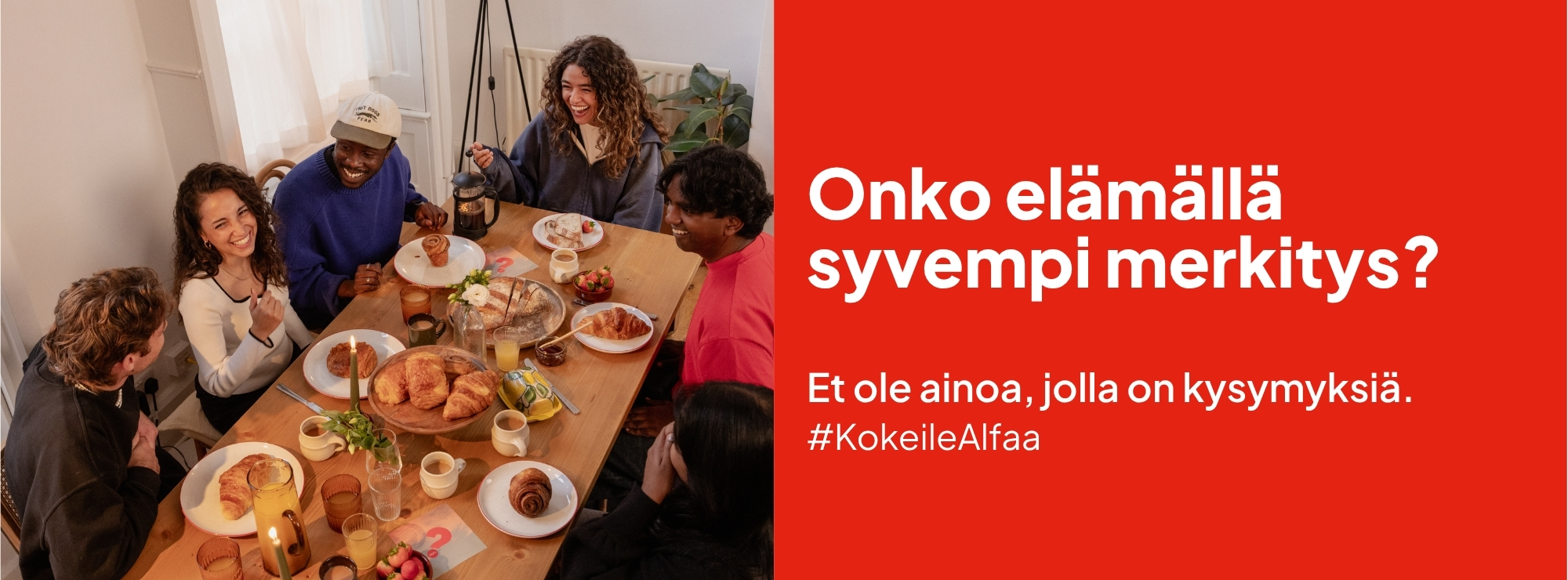 Nuoria iloisia aikuisia syömässä yhteisessä pöydässä, teksti Onko elämällä syvempi merkitys?